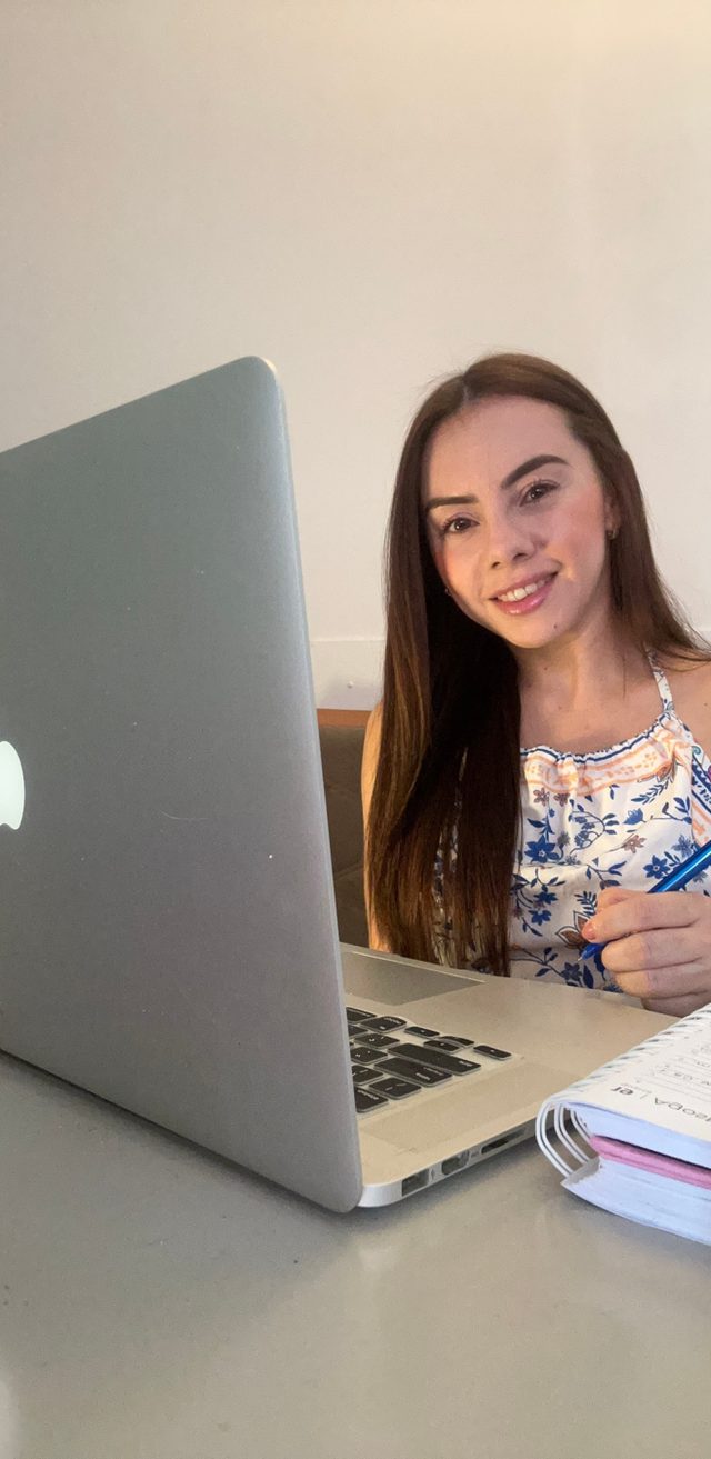 Ana Luísa estudando no notebook